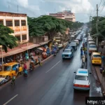 기니비사우의 교통 문제와 해결책 - A bustling urban street scene in Bissau, Guinea-Bissau during rush hour, showing narrow roads crowde...